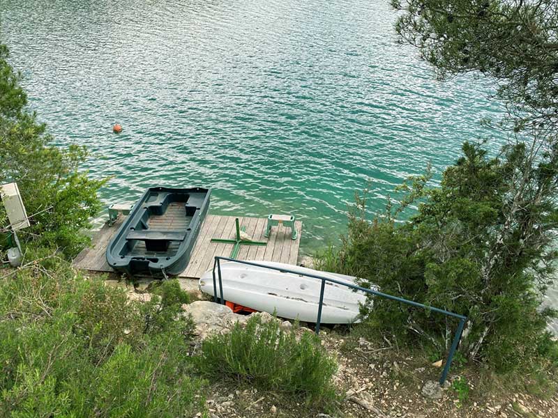 Accès direct au lac d'Esperron avec une berge privée et un ponton